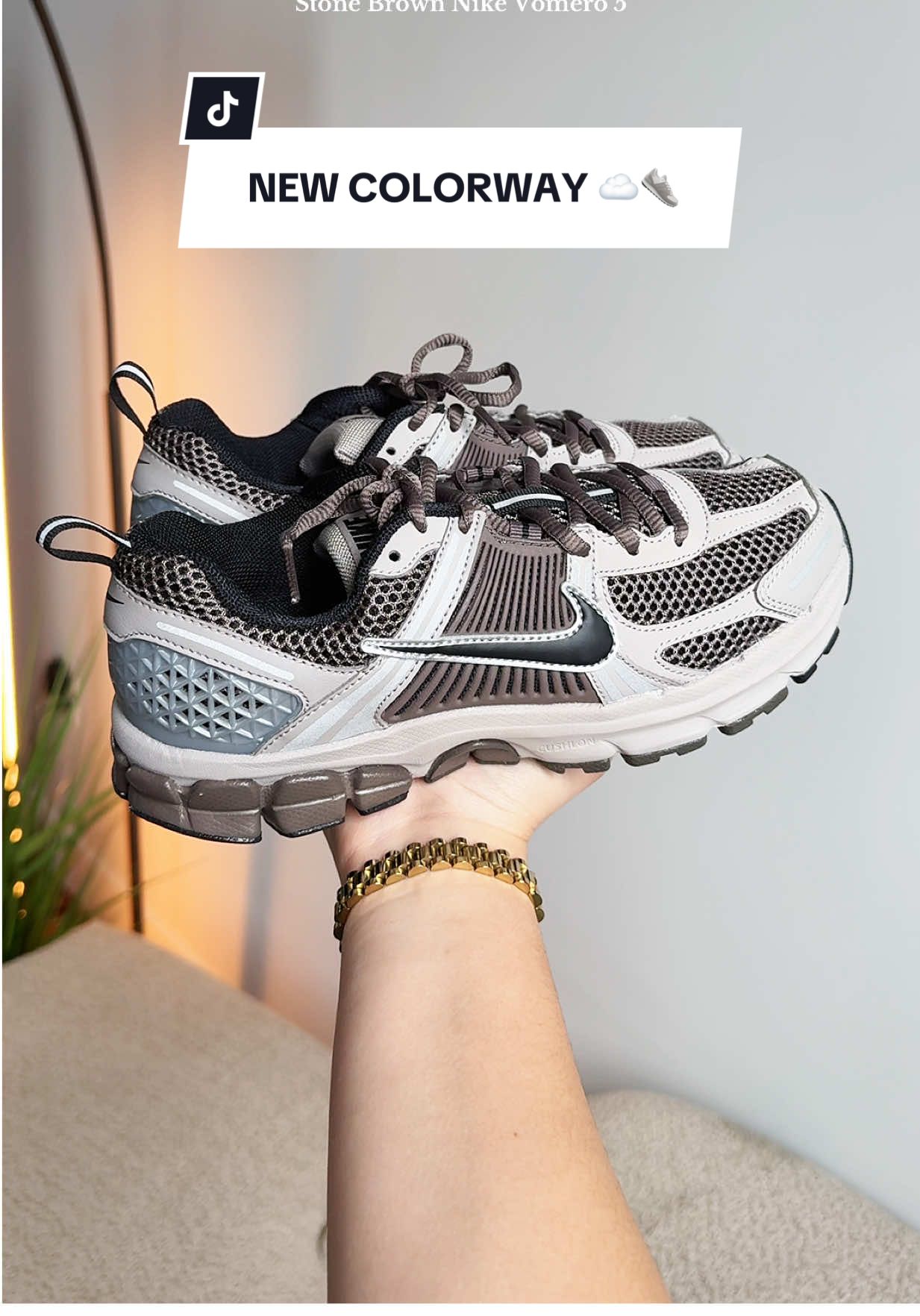 New colorway just dropped of the Nike Vomero 5s— very very limited quantity! 🤎☁️👟 #nikevomero #vomero5 #comfortableshoes #brownshoes #womensneakers 