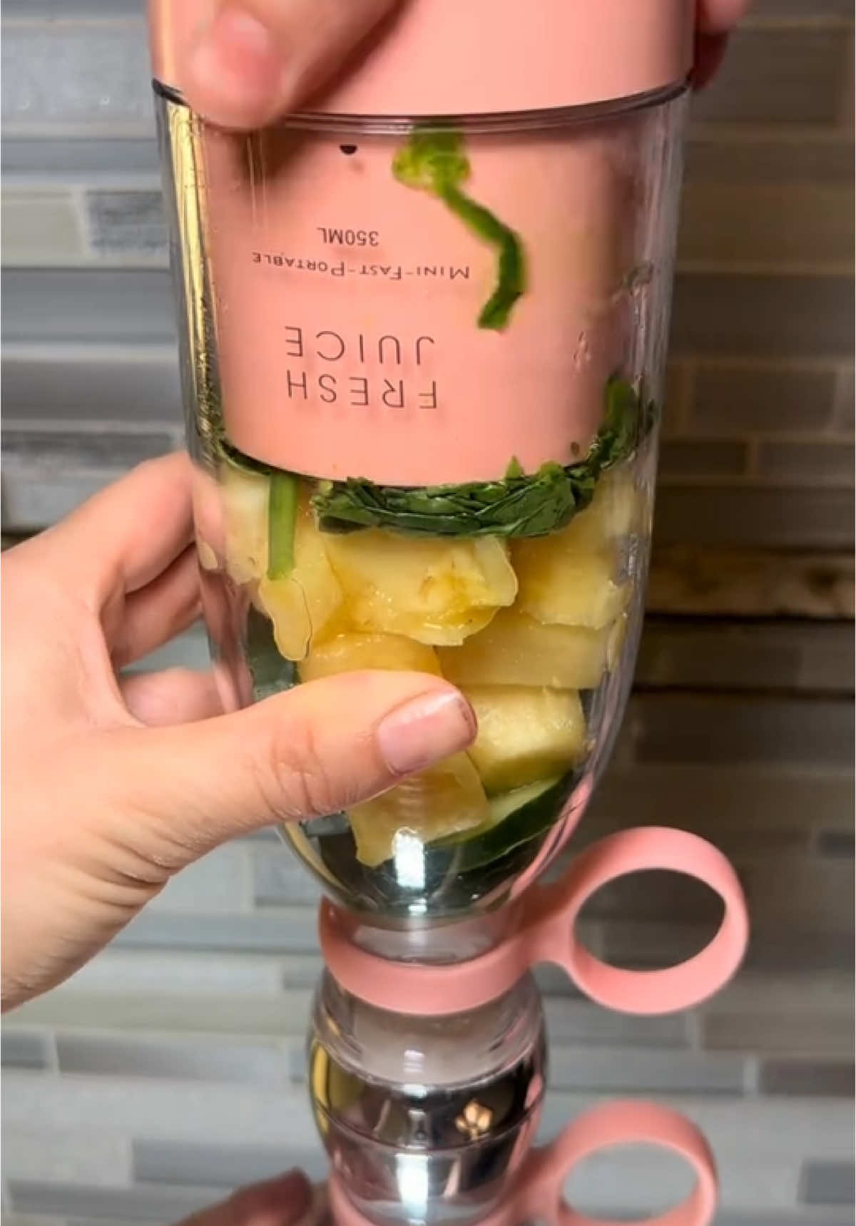 Pineapple spinach and cucumber 🍍🥒 #freshjuice #smoothie #milkshake #portableblender #miniblender #blenderbottle #foryoupage 