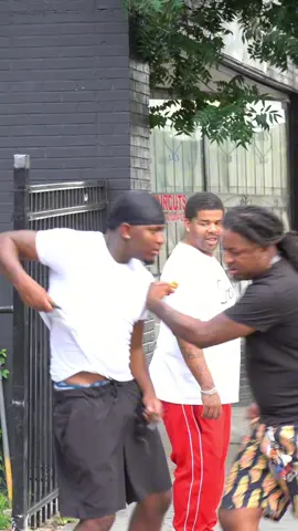 I wasn’t expecting the guy at the End😂YT:Famousque #fyp #hood #prank #famousque 