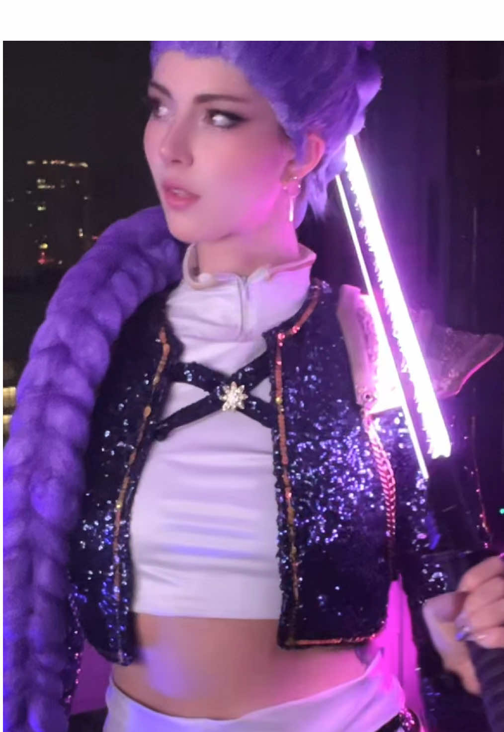 Amazing saber sword by @damiensaberofficial #kpopdemonhunters #rumi #rumicosplay #damiensaber 