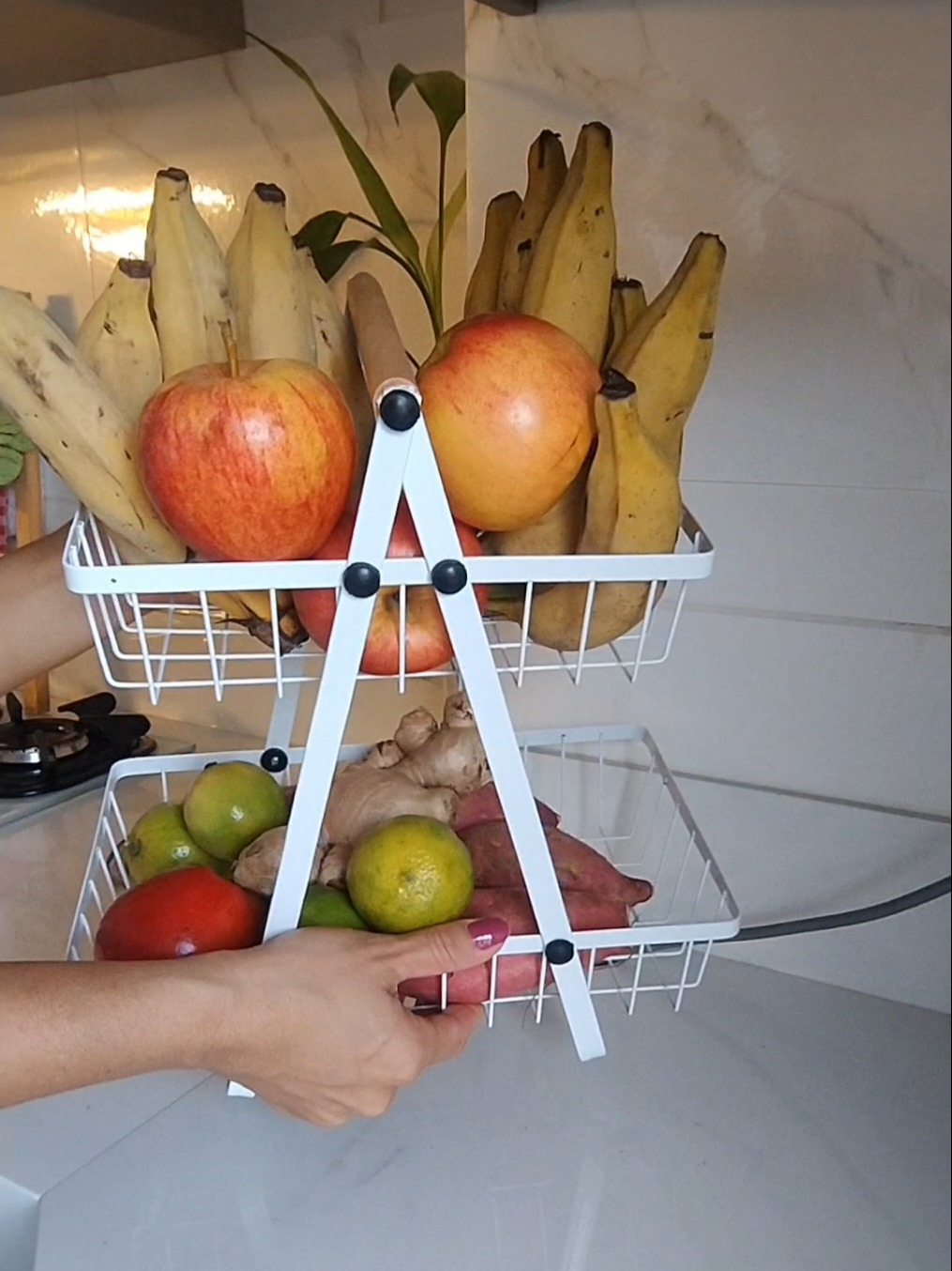 #creatorsearchinsights  Fruteira de 2 andares com alça de bambu! Organize frutas, pães e legumes com estilo e praticidade! Pronta entrega | Frete grátis para várias Clique no carrinho laranja e veja na vitrine! #fruteira #fruteirademesa #copradar #comprasonline #comprastiktokshop #compras #organizadora 