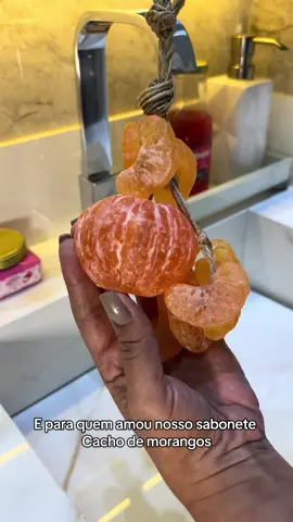 O sabonete com cordinha está bombando na nossa loja! 🥰 E agora, temos uma novidade que vai te encantar: Cacho Bergamota! 😍🍊  Se você ama fragrâncias frutais, cítricas e marcantes, esse sabonete é a escolha perfeita para você! 🫧  E tem mais: ganhe 10% de desconto na sua primeira compra! Aproveite e confira o link na bio! 🧡 Porque a sua pele merece esse carinho! #viral #fyp #vaiprofy #fyppppppppppppppppppppppp #furyou #saboneteartesanal #asmr #bergamota 