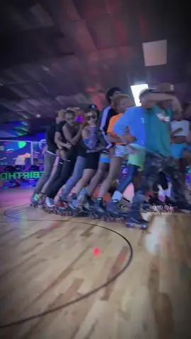 SO MUCH TALENT! 🖤🛼 #rollerskating 