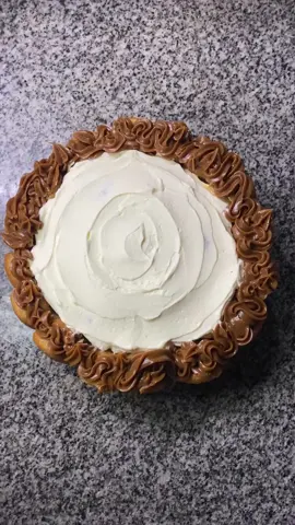 Sos fan del dulce de leche como yo? de lo dulce? Y de lo fácil? Este postre de vainillas es para vos  No necesitamos horno así que lo haces al toque 🤎 INGREDIENTES: Vainillas use 28 porque el molde era de 22 cm Dulce de leche repostero @Tonadita  Leche para embeber las vainillas CREMA DE DULCE DE LECHE 2 yemas 2 cucharadas de azúcar  2 cucharadas bien colmadas de maízena  250ml leche 2 cucharadas de azúcar más  Esencia de vainilla 2 cucharadas bien generosas de dulce de leche repostero  Fácil rápido y económico 💖 #postres #dulcedeleche #recetasfaciles #facilyrapido #paratii 