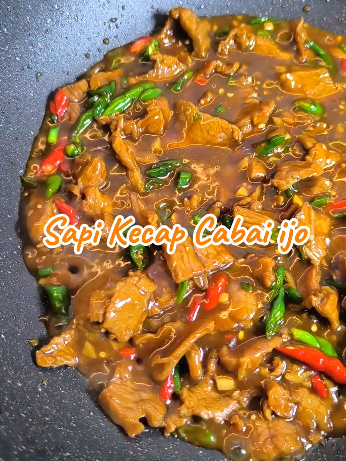 Sapi Kecap Cabai Ijo Marinate : Daging sapi 500 gr Kecap asin 2 tbsp Garlic chopped 3 siung Minyak wijen 2 tbsp Saus inggris 2 tbsp Garam 1 tsp Onion powder 1 tbsp Garlic powder 2 tbsp Saus tiram 1 tbsp Bawang merah 4 siung Cabai ijo keriting 10 pcs Cabai merah keriting 3 tbsp Saus Kecap manis 5 tbsp Saus tiram 2 tbsp Air 100 ml Gula 3 tbsp Kaldu ayam bubuk 2 tbsp Thickening agents (larutkan)  Air 5 tbsp Maizena 2 tbsp #fypシ゚ #resepsimple #resep #Recipe #daging 