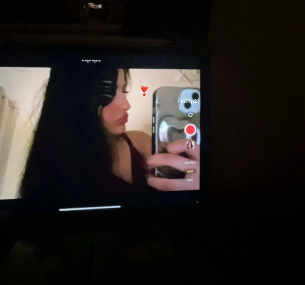 أنا سكوتي ذهب يوم القصايد كلام اهز يبيّض الورق ويطيح منها قصيد حركت غصن المشاعر إلين طار المنام ومرت طيوفك وسرتني لدربٍ بعيد