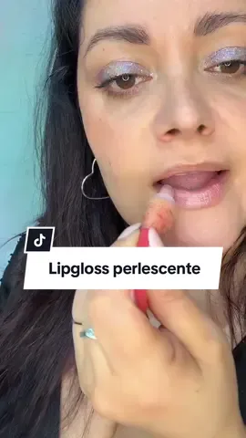 Lipgloss perlescente di @Farfalle Beauty e @COSMI MILANO morbido sulle labbra e luminoso al punto giusto✨ ✨ #makeup #lipmakeup #makeupalchemist #tiktokshopitalia #tiktokmademebuyit 