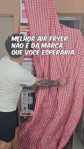A gente comprou 11 air fryers de diferentes marcas e esse é o nosso ranking oficial das melhores air fryers de 2025 depois de 5 dias de testes intensos e 15 critérios considerados: 1 Arno UFRD EY1118B1 2 Philips Walita HD9257/80 3 Ninja AF100WM 4 Cuisinart  AIR-370BR 5 Oster AIR-370BR 6 Midea FWM45P1 7 Mondial AFN-40-LE 8 Electrolux EAF51 9 Cadence FRT420 10 Philco PFR18TI 11 Britânia BFR46PI Ranking custo benefício: 1 Cuisinart  2 Arno 3 Midea 4 Philips Walita 5 Mondial 6 Electrolux 7 Oster 8 Cadence 9 Britânia 10 Philco 11 Ninja CALCULO NOTA: teste 1(peso 0.75) + teste 2(peso 0.75) + teste 3(peso 1.44) + teste 4(peso 2)+ teste 5(peso 0.75) Assista o teste completo aqui: https://open.spotify.com/episode/3Fk5ByylcH0I0XR9saJq5J?si=w_7FQoN8SBaAohUn6FPCnw Compre nosso ebook de airfryer 20% OFF: https://tudosobreairfryer.carrd.co/ Leia nossos livros: https://ceiabooks.carrd.co/ Para todas as outras coisas: https://linktr.ee/ceiaclandestina