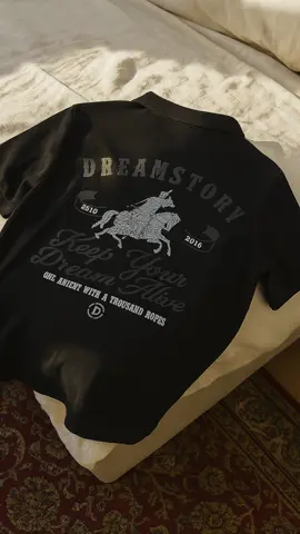 Polo shirt Dreamstory dengan desain punggung kuda & quote klasik ini tampil maskulin dan elegan, cocok buat kamu yang suka gaya rapi tapi tetap santai. Bahan adem dan potongan fit buat segala aktivitas. #poloshirtpria #polohitam #dreamstorypolo #poloclassic #kaoskerahpria #poloshirtfashion #ootdpria #kaospriamurah klik keranjang kuning sekarang juga! 