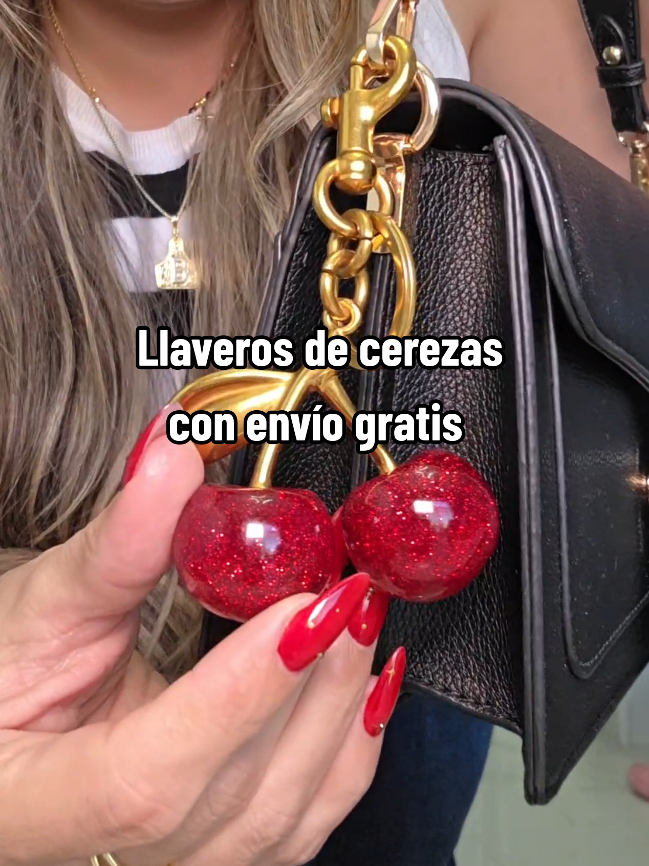 Yo nonse tu, pero yo no puedo permitirme el lujo de llaveros de 100 😂 así que te dejo esta opción más económica e igual de bella! 🍒😍✨️ #keychain #cherrykeychain #cutecherrykeychain #cherrycharm #cutecherrycharm #cherrypursecharm #pursecharms #tiktokshopcreatorpicks #purseaccessories 