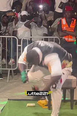 Héy franc mbeuk na Chaise bi Dé#foryoupage #pourtoii #viralvideo #lutte221tv #221live 