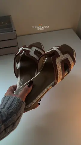 So prettyyy! #sandals #sandalsforwomen #flatsandals #slippers #flats 
