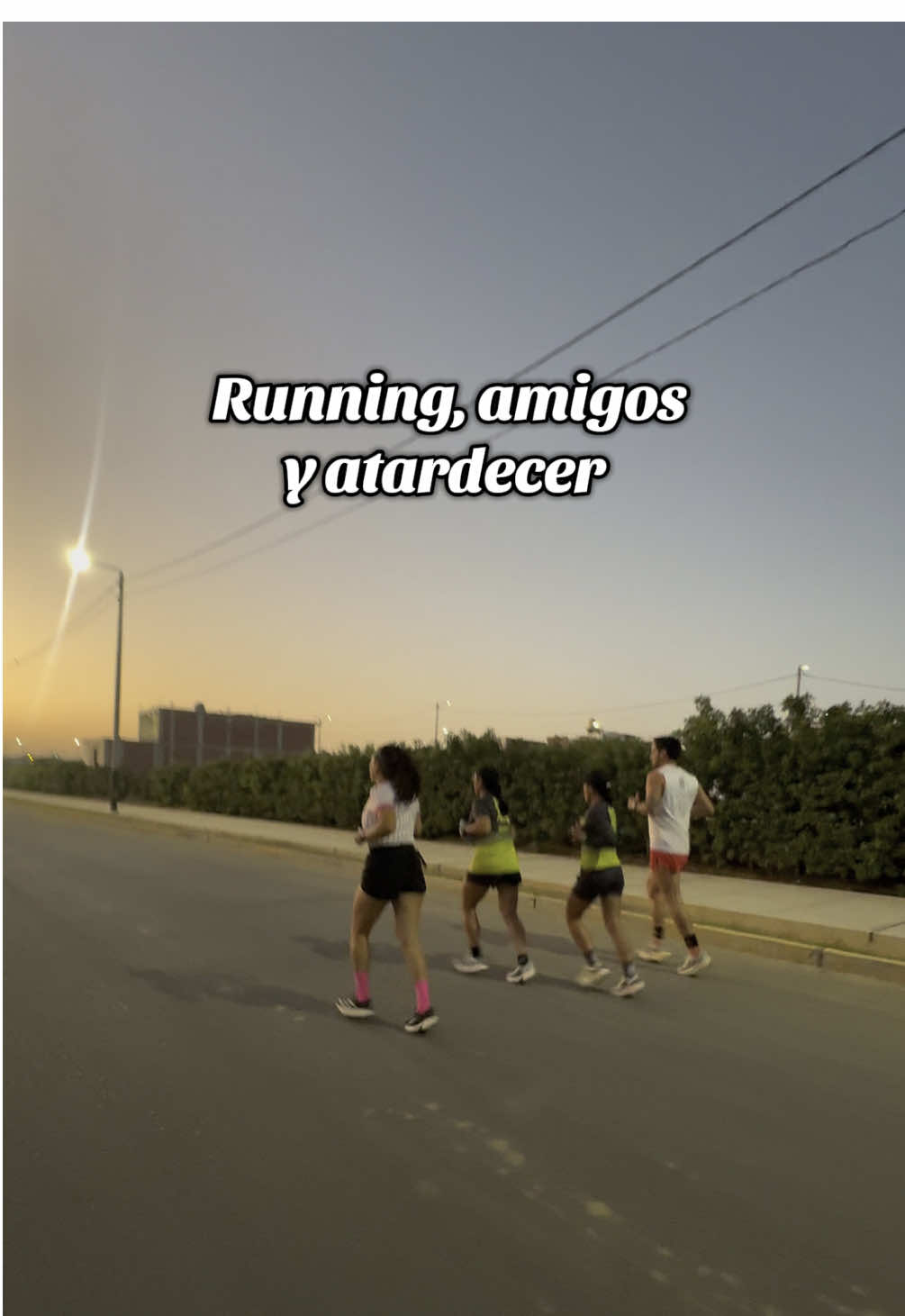 Correr al atardecer es especial. Pero hacerlo con tu equipo, con tus amigos, con esa gente que te empuja cuando ya no puedes más… eso no tiene precio. Es más que running. Es conexión, motivación y comunidad. 📍Nos vemos en la ruta, cuando el cielo se pinte de naranja. #RunPacers #CorrerAlAtardecer #RunnersEnPiura #RunningConAmigos #CorrerEnComunidad #RunningMotivation #RunningLife #run #runners #correr #Running #corre #motivarion #motivacion #piura 