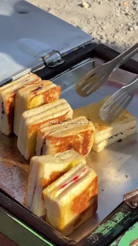 2.000 BUAT PARKIR ❌ 2.000 BELI ROTI BAKAR ✅ Roti bakar mini harga merakyat mulai 2.000an, cocok buat awali pagimu. Varian ada coklat meses, blueberry, sampai strawberry 🍓 Wajib mampir kalau lagi CFD-an di Solo Baru, ini spot paling rame buat ngemil santai! 👣☀️ Makin asik ditambah pemandangan kereta lewat. Yukk langsung cobain kesini! 📍 Roti Bakar - Fave Hotel Solo Baru ke barat 🌎 GMaps: “favehotel Solo Baru” 🕰 06:00 - 09:00 WIB (kurang lebih buka jam segini) 💰 Harga Menu di video yaa SOLO FOODIE MAKAN DULU BARU KAMU #solofoodie #kulinersolo #cemilanhitz #rotibakar #rotibakarenak  #rotibakarmurah #solobaru #solobaruhits #solobaruhitz #solobarucity #rotibakarcoklat #solobarusukoharjo #solobaruinfo #solobarukuliner #carfreeday #carfreedaysolo #carfreedaysolobaru 