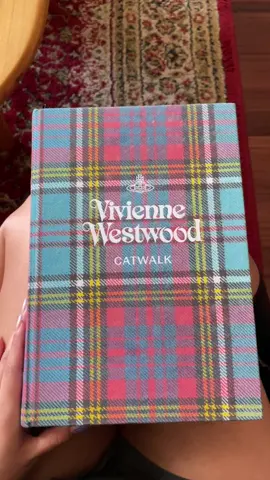 #viviennewestwood #catwalk #fashion #fashioninspo #inspo #BookTok #book #nana #pinterest #outfitideas #fypシ゚ #fyppppppppppppppppppppppp 