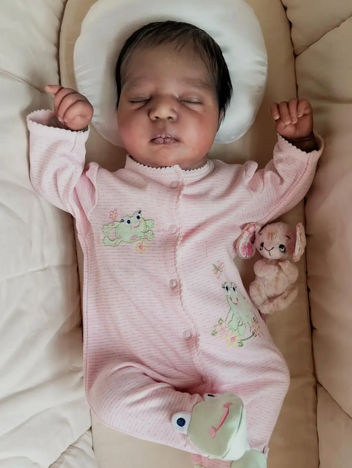 Sweet Noemi and her pretty litle friend #rebornbabydoll #artdoll #babyart #rebornsofinstagram #reborncommunity #johannah 