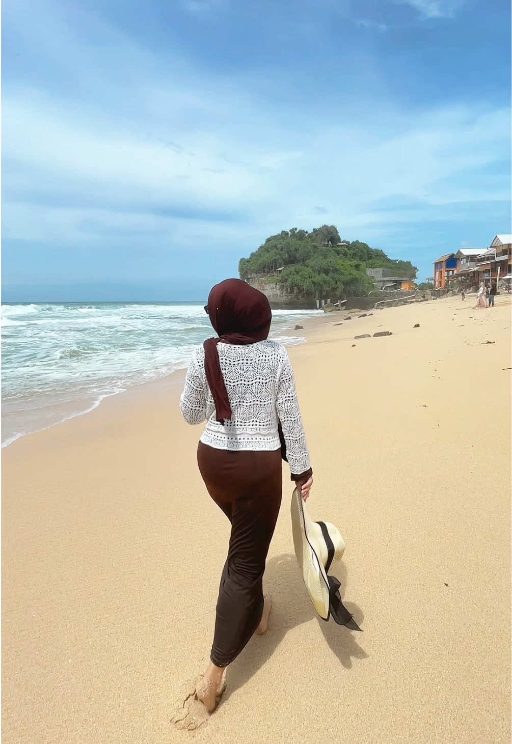 #pantaigunungkidul #pantaitrenggole #trenggole #trenggolebeach #promomakangajian #outfitpantai #fypage 