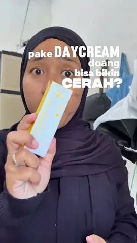 Fyi juga aku gak lagi di endorse @this is your ini memang pemakaian pribadi aku pake daycream yang bener-bener bikin wajah cerah😍🤏🏻❤️ #thisisyour #skincare #daycream #tiy #skincareroutine #skincaretips 
