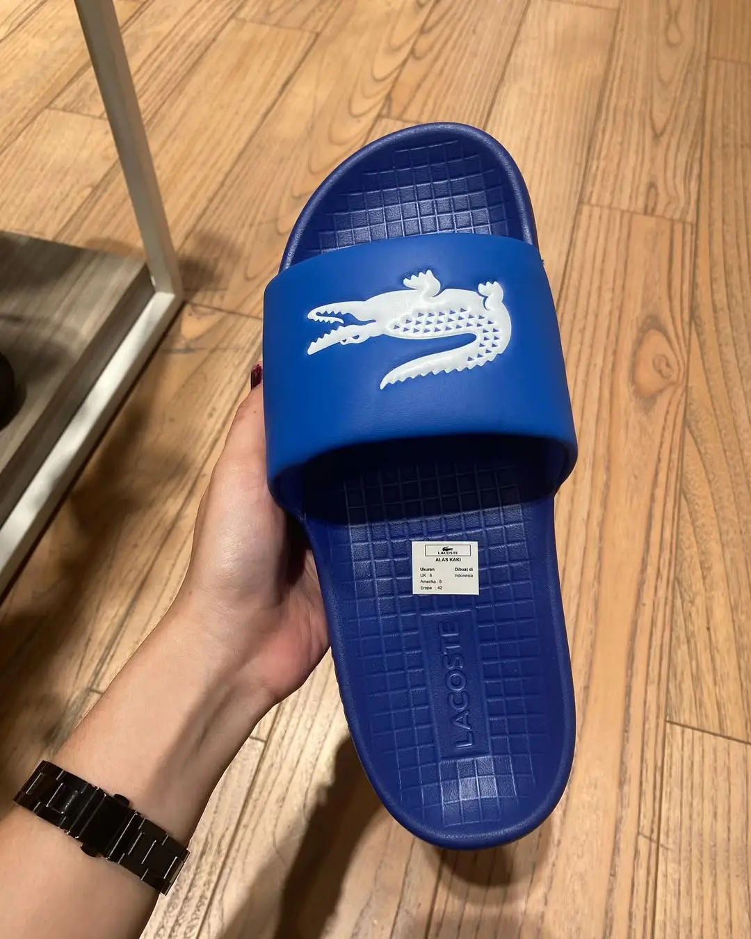 Ready lacoste yg tidak bisa ditemukan  di store srabaya manapun boskuh 🤣🐊  produk lngsung ngambil diluar negri 🇪🇬✈