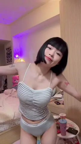天氣再這樣陰晴不定試試看😍 還好我穿到 @depic_tw 家的bra top們 有涼感纖維、漂亮造型✅ 應付難搞的天氣一件就夠 示範兩款出門穿搭~ ♡♡好看打好看♡♡ (好像都是現貨，要就跟上！) 