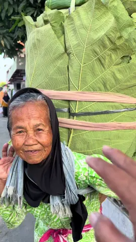 Amiin. Maturnuwun njih Mbah awit paringipun dongak kangge kulo. Sehat terus kagem panjenengan Mbah. Beliau jualan daun jati dan daun pisang sudah puluhan tahun. Kalau pagi biasa jalan kaki melewati Jembatan Sindong Pajangan ke arah timur menuju Pasar Bantul. 
