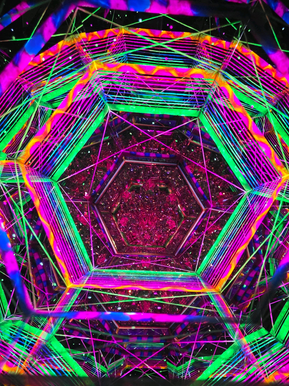 Love these kaleidoscopes! These work with flashlight, sunlight, and blacklight. #kaleidoscope #handmade #aurascope #artist #glasskaleidoscope 