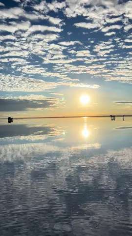 📍Salar de Uyuni, in Bolivia 🇧🇴 the world’s largest salt flat with unique landscape!  #salardeuyuni #bolivia #wonderfulplaces #mustwatch #travel #fy #fypシ゚ 