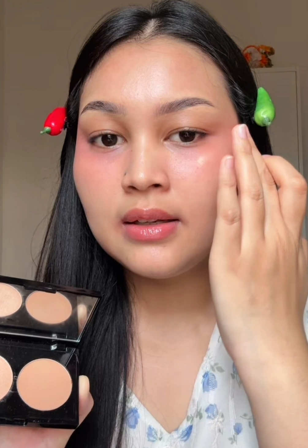 Replying to @umay🍒 tips blush on untuk pipi chubby, kalo ini fokus di under eye. but actually aku lebih suka blend pake tangan kalo tipe ini, lebih menjangkau ke area yg susah diblend juga. perlu di noted, jangan terlalu keatas, cukup dibentuk lengkungan aja. and kalo merasa kurang cocok, cari tau lagi yaa blush placement terbaik dimuka kamu ✊🏻 #blushon #blushontips #tipsmakeup #blushonplacement #tutorialmakeup #foryou