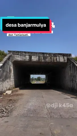 Desa Banjarmulya adalah sebuah desa yang terletak di Kecamatan Pemalang, Kabupaten Pemalang, Jawa Tengah. Desa ini memiliki topografi yang beragam, dengan sebagian besar wilayahnya berupa lahan datar, namun terdapat juga daerah berbukit di bagian selatan.  Potensi dan Kondisi Desa: Kependudukan: Desa Banjarmulya memiliki populasi yang cukup besar, sekitar 10.000 jiwa. Topografi: Sebagian besar wilayah desa datar, namun terdapat area perbukitan di bagian selatan. Mata Pencaharian: Mata pencaharian penduduk didominasi oleh buruh tani, diikuti oleh peternak, wiraswasta, dan pegawai konveksi. Pertanian: Terdapat lahan persawahan, ladang, dan kebun sayur-mayur. Beberapa lahan sawah dikelola dengan sistem bagi hasil karena masih ada kepemilikan perorangan. Industri: Terdapat pabrik gula di desa ini, yang juga menjadi salah satu sumber mata pencaharian penduduk. Infrastruktur: Pembangunan jalan tol Trans Jawa yang melewati desa ini diperkirakan akan mendorong percepatan ekonomi masyarakat.  Aktivitas di Desa: Penyelenggaraan Pemilu: Pada masa tenang pemilu, Pengawas TPS (PTPS) Desa Banjarmulya melakukan penertiban alat peraga kampanye.  Penyelenggaraan Acara Desa: Desa Banjarmulya juga mengadakan kegiatan seperti Rembug Warga Tahunan, Pelantikan Perangkat Desa, dan Musyawarah Masyarakat Desa (MMD).  Evaluasi Pola Asuh: Desa Banjarmulya juga melaksanakan evaluasi pola asuh anak dan remaja.  Secara keseluruhan, Desa Banjarmulya memiliki potensi ekonomi yang menjanjikan dengan adanya berbagai potensi alam dan pembangunan infrastruktur. Namun, juga terdapat tantangan dalam pengelolaan lahan dan peningkatan kesejahteraan masyarakat. #pemalang #explorepemalang #pemalanghits #banjarmulya #pedesaan 