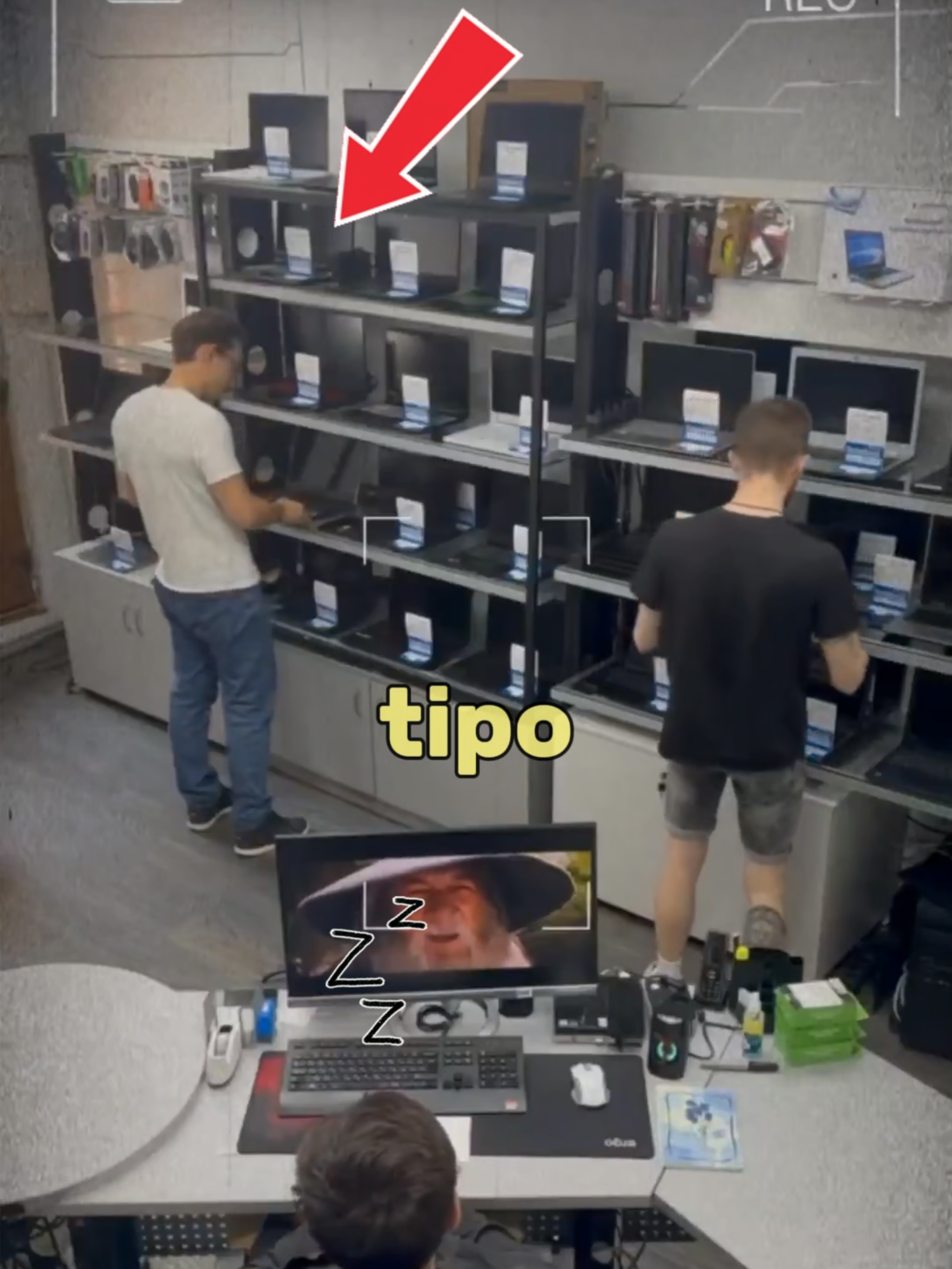 ¡Intentó girar la laptop y la ROMPIÓ en segundos! #curiosidades #meme #momentosdivertidos  cuando este tipo entró a una tienda de computadoras vio a su amigo girar la pantalla de una notebook y le pareció divertido intentarlo pero no era una de esas computadoras después de romperla hizo como si no pasara nada y se marchó del local mientras que el empleado estaba ahí totalmente dormido mira la reacción de su amigo mientras se iba sin embargo el empleado tuvo una mejor idea tomó el tacho de basura y luego colocó la computadora rota ahí dentro para hacer de cuenta que nada había pasado de esa forma su jefe no lo sabría aunque aunque...