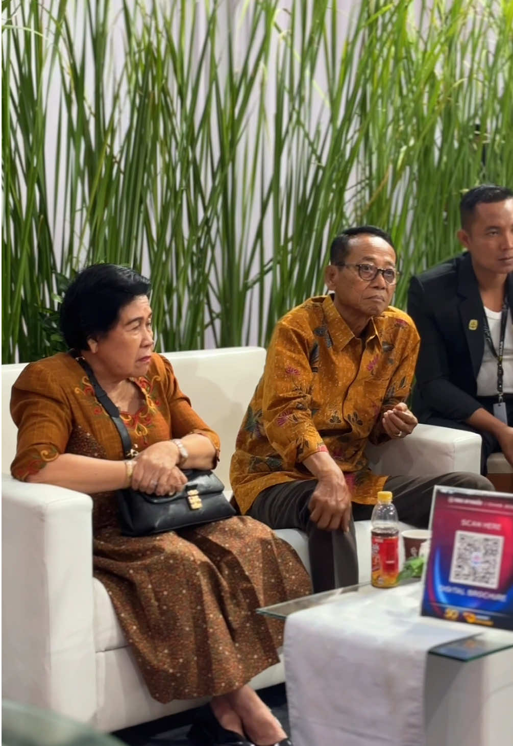 Selamat datang, Bapak Yustinus Soeroso dan Ibu Yustina Rahyuni Soeroso (Owner PO. Rosalia Indah) di booth New Armada.  #newarmada #skylander #rosaliaindah #giias #busmania 