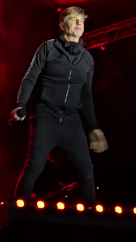 auto rojo - vilma palma e vampiros #vilmapalmaevampiros #jardindelacer #arequipa 