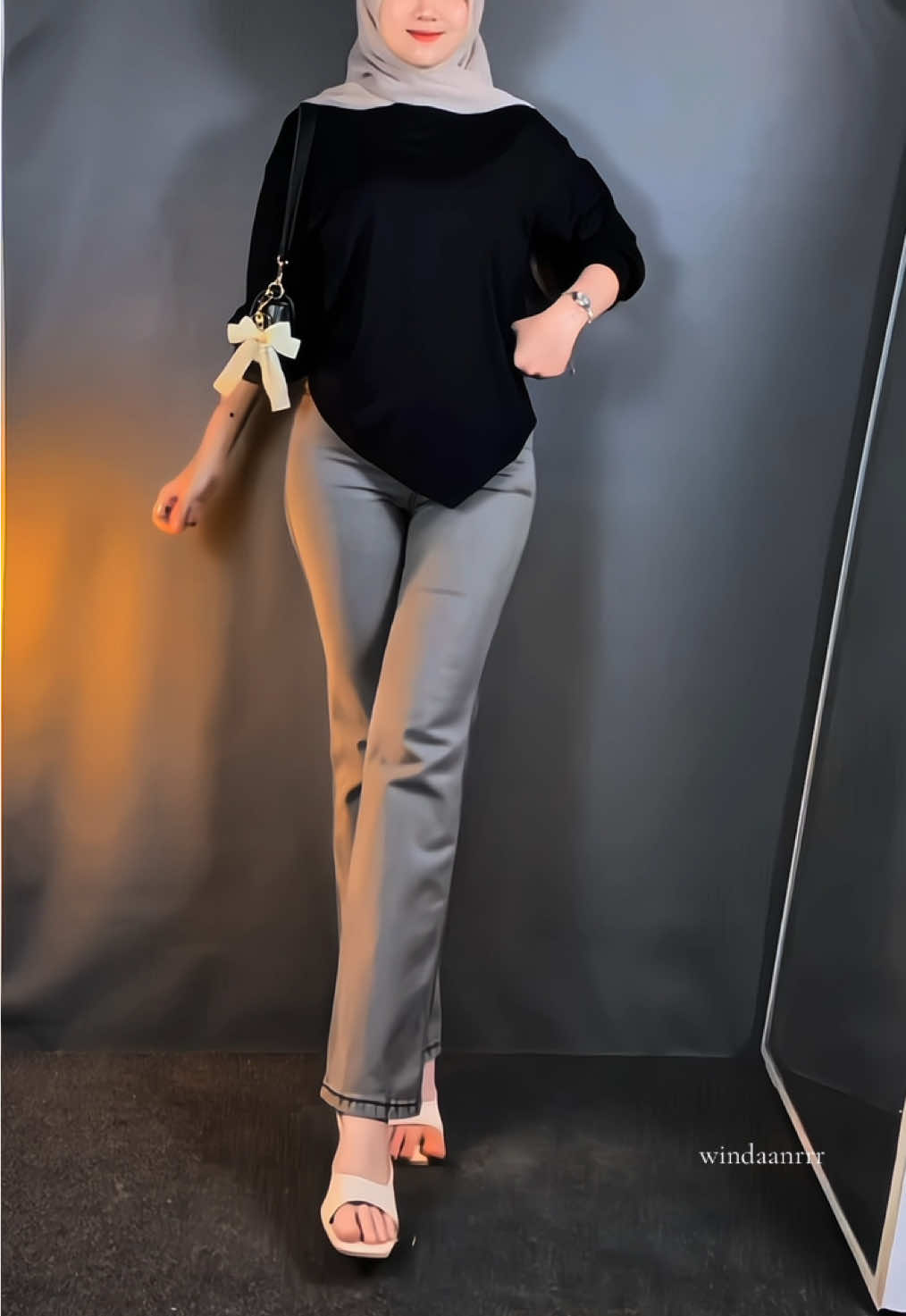 beli disini 👉🏻 @windanr 🖤 #kaoswanita #kaosmurah #kaosoversize #kaosadem #ootdhijab #outfitsimple 