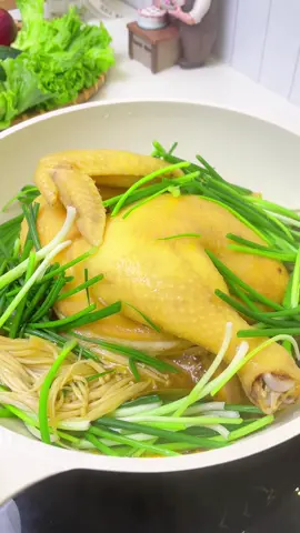 Từ ngày biết món gà hấp hành là e quên luôn gà luộc các bác ạ. Nó ngon ngậy đậm đà và thơm hơn nhiều. Các bác lưu lại tối thử nha. Nhanh lắm #xuhuong #thinhhanh #nauan #gahaphanh #nuocchamga 