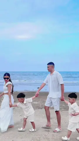 Nắm tay nhau đi khắp thế gian 🤍 #xuhuongtiktok #fyp #trending #myfamilly @Người Việt gốc hồ Tây @Anh em NyBi 🐭🐭 