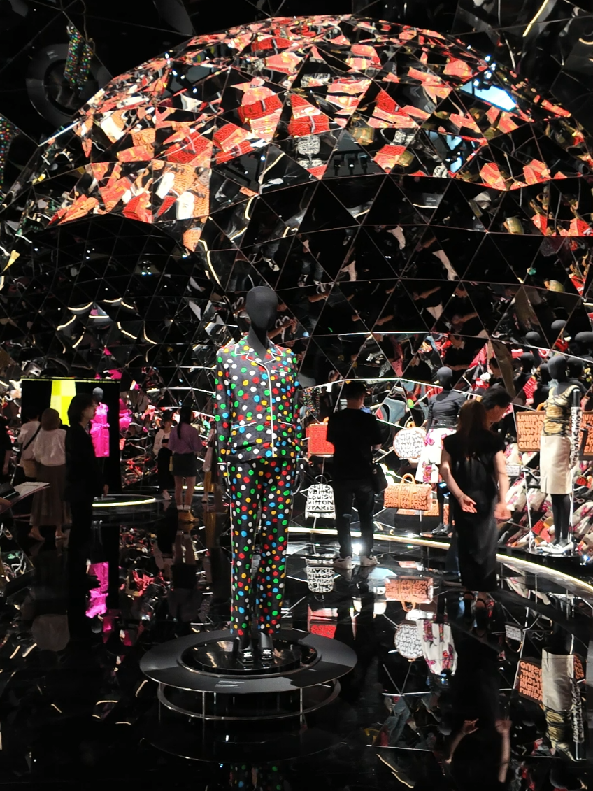 ヴィトン展見に大阪行ってきた ルイ･ヴィトン「ビジョナリー・ジャーニー」展 ＠大阪中之島美術館 5階展示室 ルイ･ヴィトン創業170周年と、2025年大阪・関西万博を記念した没入型の特別展。 📅 会期：2025年7月15日（火）～ 9月17日（水） 🕙 開館時間：10:00～17:00（最終入場 16:30） ※金・土・祝前日は19:00まで延長（最終入場 18:30） ❌ 休館日：月曜日、7月22日（火） ※7月21日（月・祝）、8月11日（月・祝）、9月15日（月・祝）は開館 💴 観覧料： ・一般：2,000円 ・大学・専門学校生：1,500円 ・高校生以下：無料（要事前申込） 🚃 アクセス： 中之島線「渡辺橋駅」2番出口より徒歩約5分 📷 撮影：一部作品を除き、写真・動画撮影可（映像作品は不可） 👜 手荷物：1・2階に100円返却式ロッカーあり 🔗 詳しくは大阪中之島美術館ウェブサイトをご確認ください。 #ルイヴィトン #ビジョナリージャーニー #中之島美術館 #大阪 #LouisVuitton #VisionaryJourneys #NakanoshimaMuseum #osaka  @Louis Vuitton 