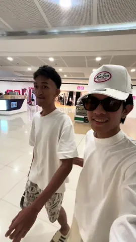 Bibilhan ko si @samuelxprado ng damit pero bakit parang ayaw nya? 