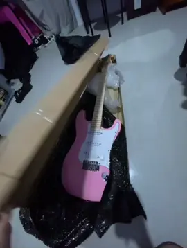 finallyy!!🥹💗 #electricguitar #dewa19 #akumilikmu #gitarlistrik #pinkguitar #fyp #fyppppppppppppppppppppppp 