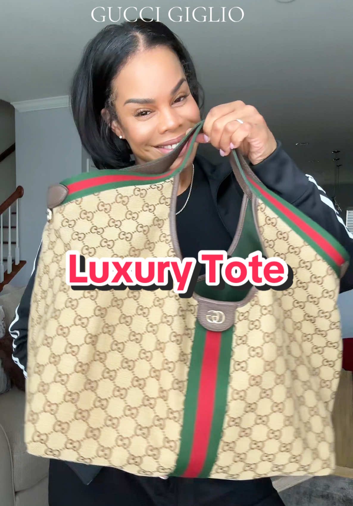 If you're a big bag girl and you like a statement piece this is your bag!  #gucci #totebag #pursetok #luxurybag #statementpiece 