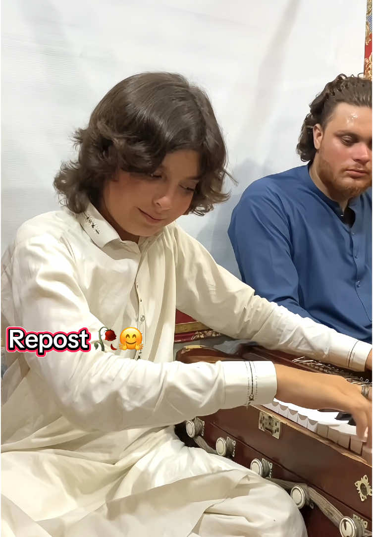 Nema shapa Kay mo zarge jora 🙄🫣🤗#foryou #foryoupage❤️❤️ #go_viral_video_now #pashtosinger🎙🎵 @👑Pindi king👑 @Màñśôôr_Wàźîr🦅🔥 @salar_99 