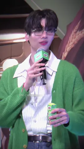 sao mà trắng phát sáng mà đẹp dữ dị hả bé ơiiiii 🥹 #joongdunk #dunknatachai #xuhuong #viral #Zeus☁️_ @TikTok Vietnam @dunknatachai 