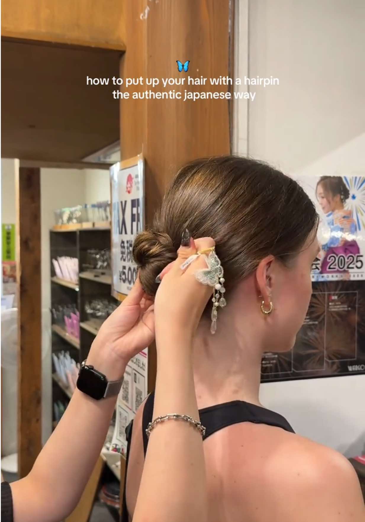 the hairpins at kyoto market were soo gorgeous 😭🌟🥹  #japan #travel #fyp #kyoto #howto #hairpin #souvenir #travel #2025 #budgetfriendly #gift #idea #hair #tutorial #market #haul #tips 