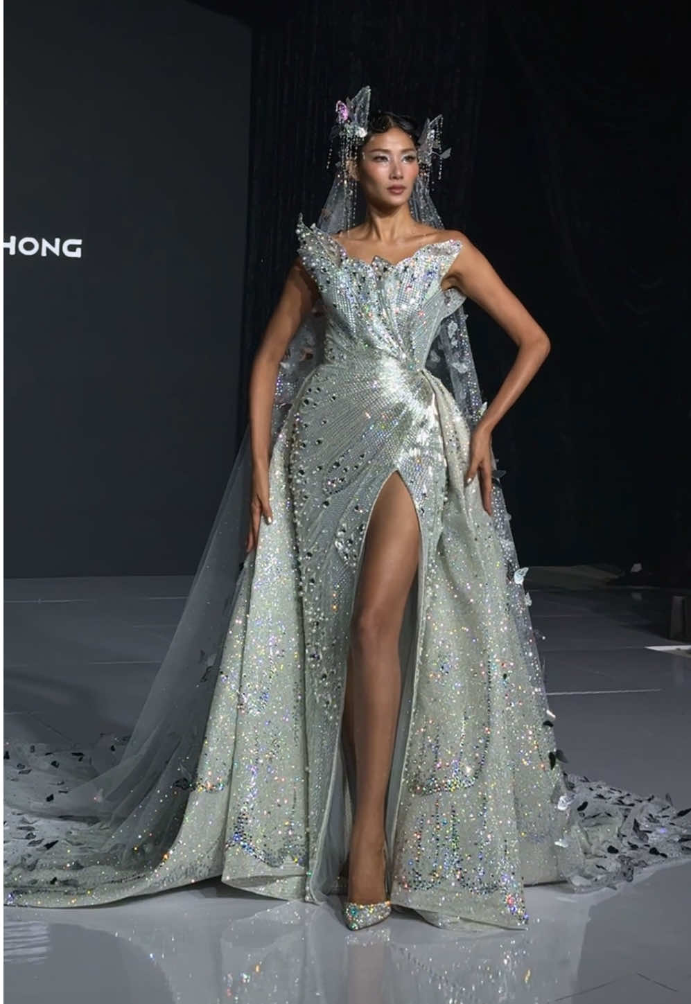 CHUNG THANH PHONG + HOANG THUY @Hoàng Thuỳ Official / MALAYSIA BRIDAL FASHION WEEK  Up liền tay cùng cả nhà với góc máy fancam 😘. Hạnh phúc và tự hào 🇻🇳 #chungthanhphong #chungthanhphongbridal #MBFW2025 #Malaysiabridalfashionweek #Bridalcouture #internationalDesigners