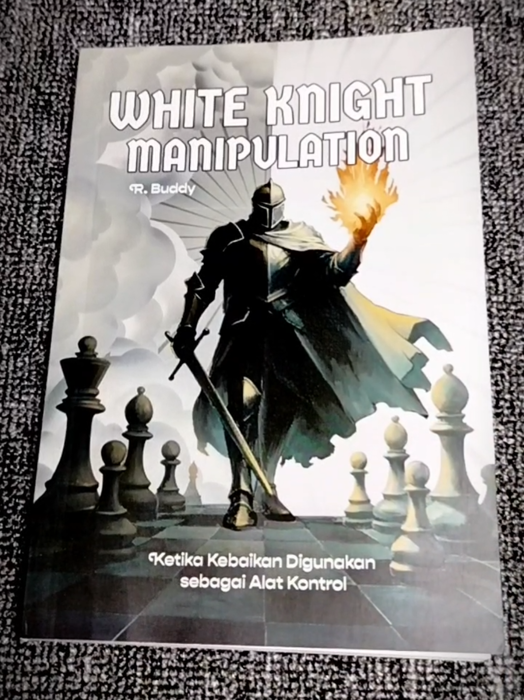 Kebaikan bisa jadi senjata paling halus untuk mengontrol orang lain. Buku ini mengajak kamu memahami situasi sosial, membaca motivasi tersembunyi, dan mengenali manipulasi berbalut kepedulian. Cocok buat kamu yang ingin lebih peka dan tak mudah dipermainkan. #bukupengembangan #whiteknight #psikologisosial #manipulasi #bukubagus #bacaanbermakna #bukurekomendasi #keranjangkuning #bukufilosofi #booktokindo 