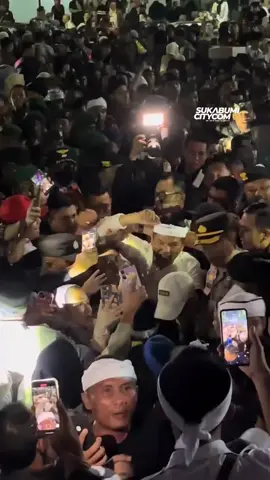 Asa pasiksak badan sakujur keur  mah pang leutikna 😁 pengawalan KDM,BPK aing di kota Sukabumi,Lapangan merdeka ...ribuan warga masyarakat berdesak desakan ingin bersalaman dengan beliau...di luar kendali dan sangat menakjubkan 😱 #kdm #kangdedimulyadi #dedimulyadi71 #gubernurjawabarat #sukabumi #lapanganmerdekasukabumi #nganjangkawarga #jabar #pengawalan #virall #viraltiktok #viralvideo #fypシ゚ #fyppp #fypppppppppppppp 