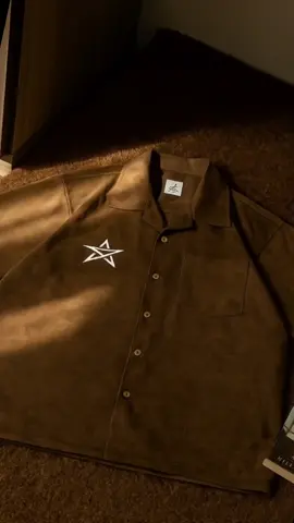 Kalo lo suka look kalem yang tetep keren, ini dia jawabannya 🍂 Corduroy lembut, warna earthy, dan ada bordir “Still Woozy” yang unik banget. ⠀ ✨ Udah masuk wishlist belum? ⠀ #DailyOutfit #CorduroyLook #OOTDMurah #FashionPria #StyleKekinian #TikTokFashion #FYP #BajuAesthetic