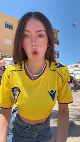 Vale y lo bien que nos sientan a las girl  las camisetas de fulbol 