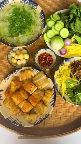 Ăn cơm với cá! Nhiều lúc chẳng thèm cao lương mỹ vị gì, chỉ thèm một chén cơm với miếng cá khô chiên, đơn giản vậy mà thơm ngon bá cháy. 🍚🤤 Cá dứa 1 nắng, cá tự nhiên, hàng tuyển. Chỉ cần chiên lên ăn với cơm nóng, cơm nguội, nấu canh chua hoặc bóp gỏi xoài. Kiểu gì cũng ngon. Cá không có xương nhỏ nên người già trẻ nhỏ ăn đều được ạ. Mâm cơm còn có cá mồm rang giòn trộn gỏi xoài, tỏi cô đơn ngâm chua ngọt và mắm nhỉ cá cơm ủ truyền thống. Bếp có bán nguyên combo ạ. #Caduathiennga #Cadua  #Cá_dứa #Caduathiennhien