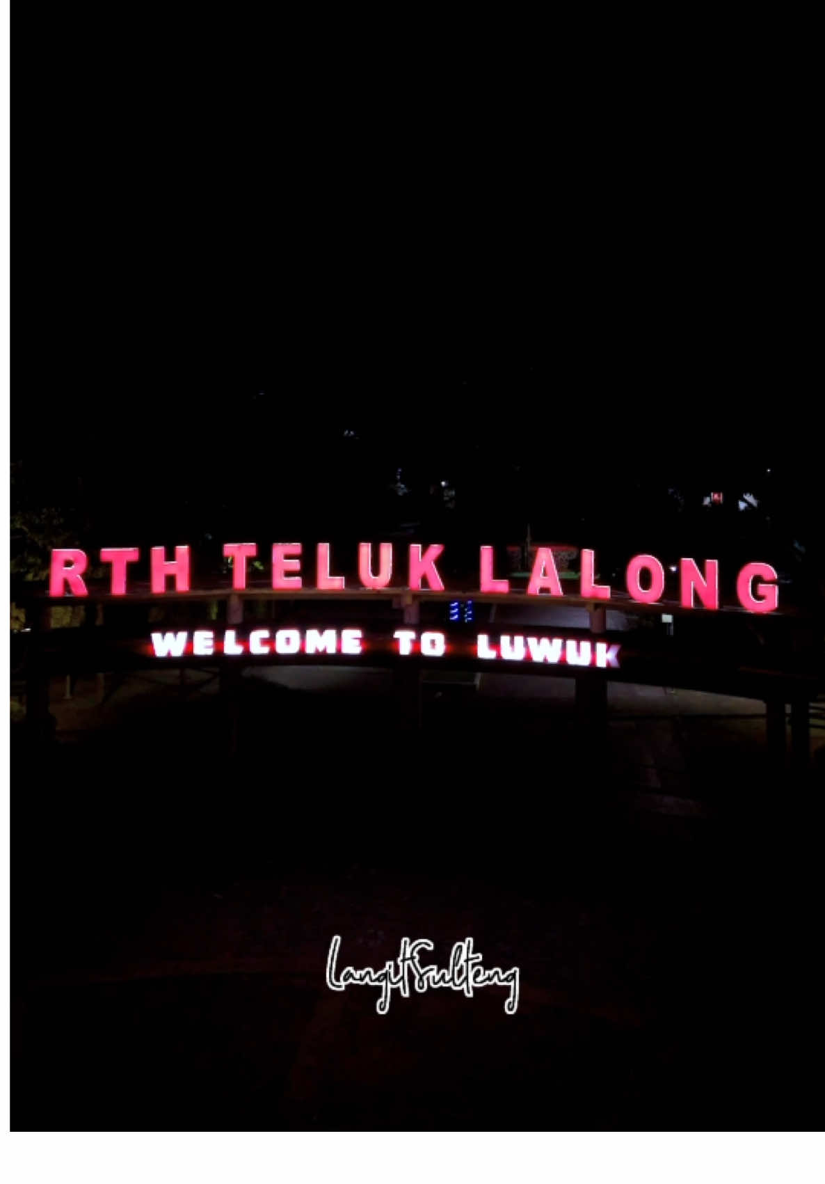 View RTh Teluk Lalong Luwuk dimalam hari, RTH Teluk Lalong menjadi tempat favorit warga Kota Luwuk untuk olahraga pagi maupun sore hari. Selain itu, RTH Teluk Lalong beberapa kali digunakan sebagai lokasi Festival, mulai Pemkab Banggai hingga pihak swasta.