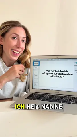 Ich heiß Nadine, ich wurde vor 341 Tagen gekündigt und heute heiße ich euch willkommen zu meiner Präsentation: „Wie mache ich mich auf Staatsnacken erfolgreich selbstständig?“